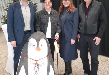 v.l.n.r.: Schulleiter Florian Bischkopf, Beate Brutschin, Bürgermeisterin Dijana Opitz, ehemaliger Schulleiter Thomas Beck